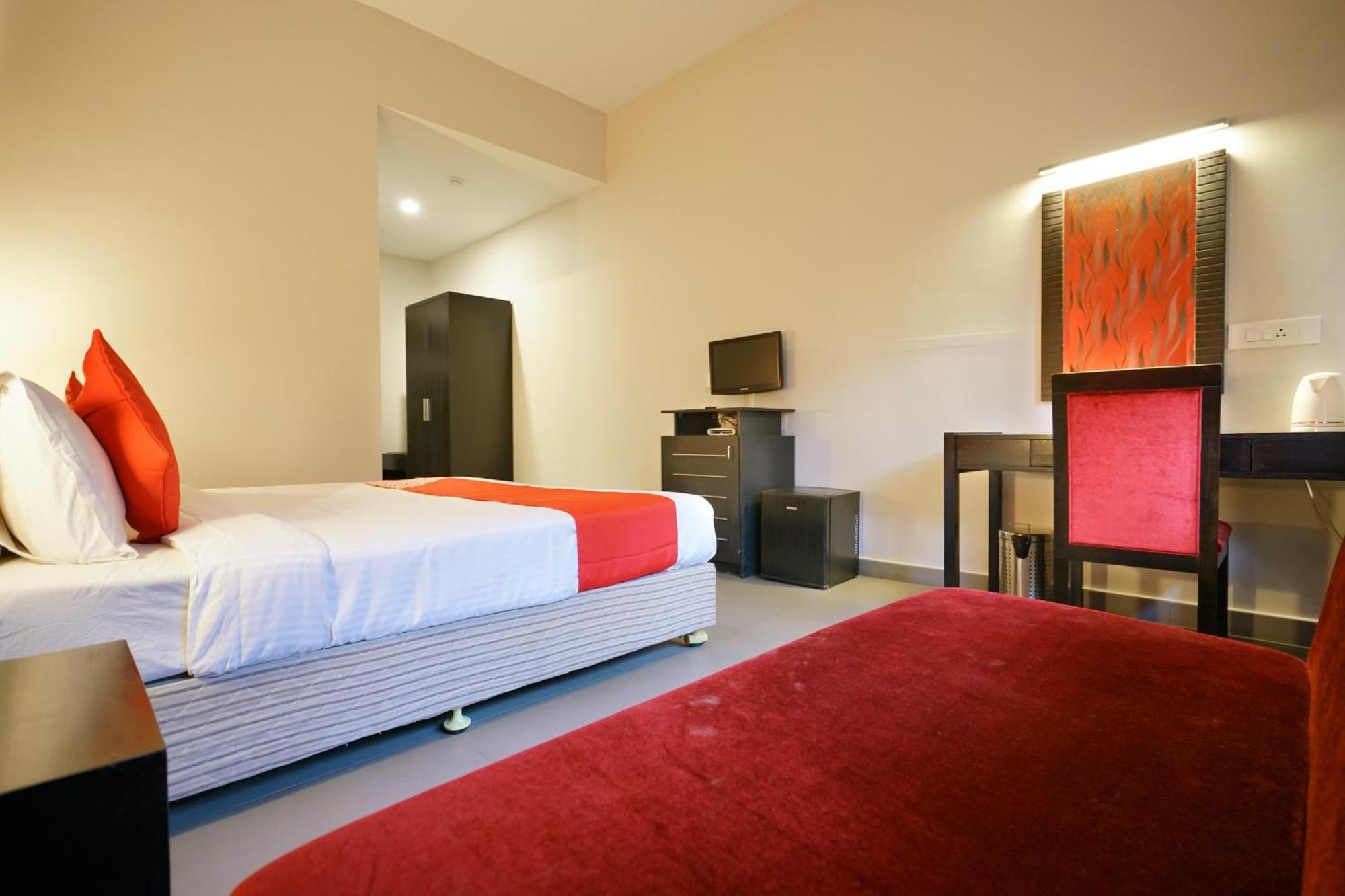 Super Townhouse Mookkannoor Tourist Home Angamali Eksteriør bilde